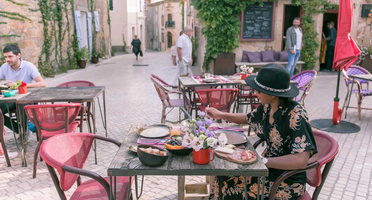 Enjoying lunch on the terrace - Village Castigno © Village Castigno