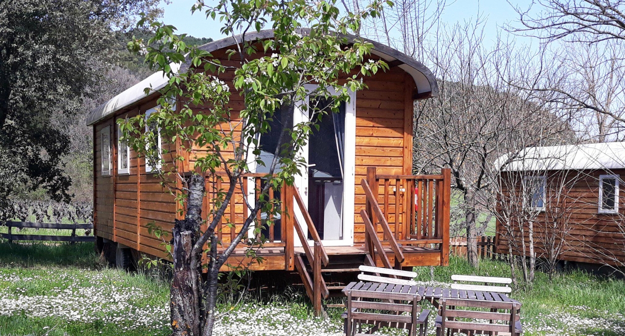  Quirky rural accommodation in the vineyard © domaine d’Anglas
