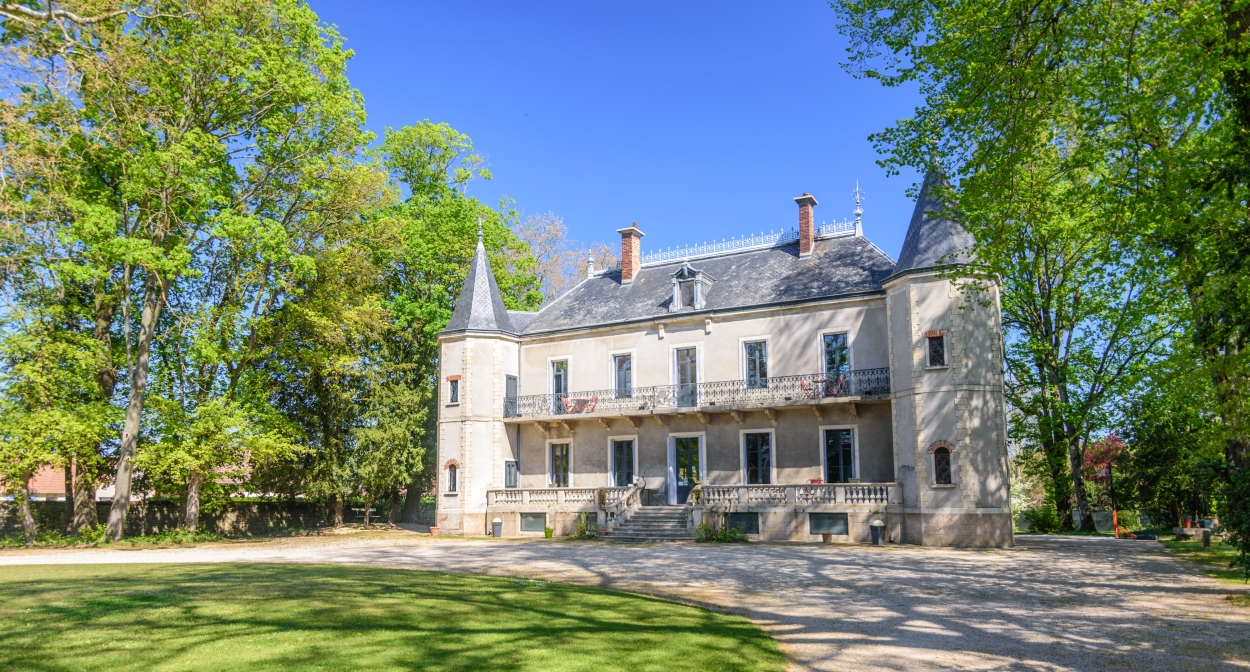 Stay at Château de la Villeneuve in France@F.MEY - PHOTOSPHERIC