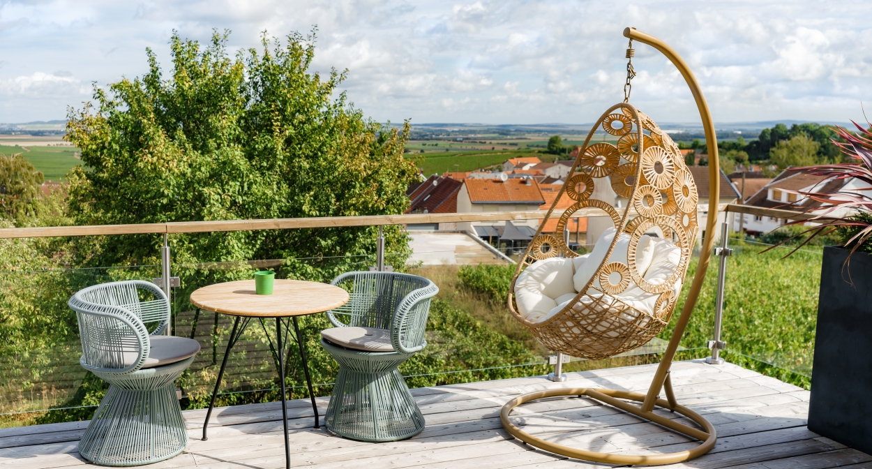 Terrasse et jacuzzi dans le vignoble de Champagne ©C. Beudot-coll