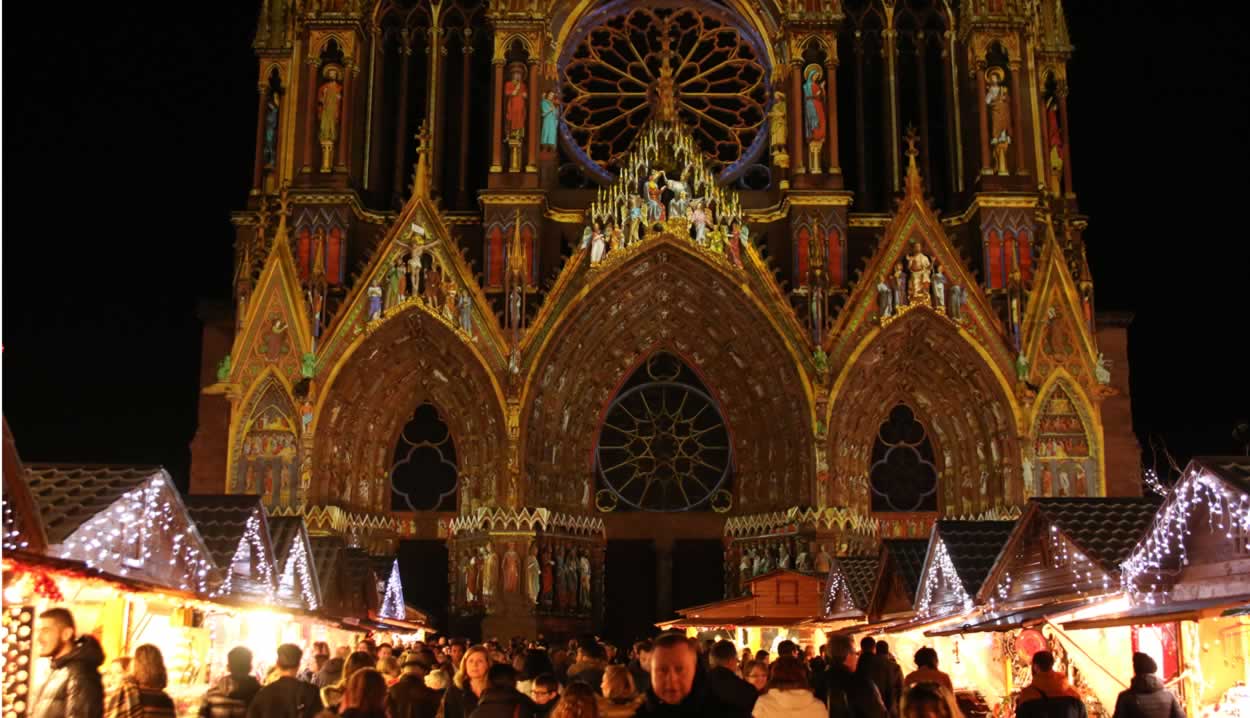 Christmas market and Rêve de Couleurs light show © L.Mathieu - Reims Tourisme 