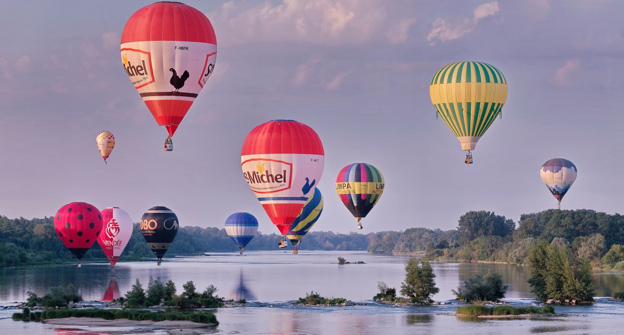 Hot air balloons in Beaugency© C. Mouton – CRT Centre-Val de Loire