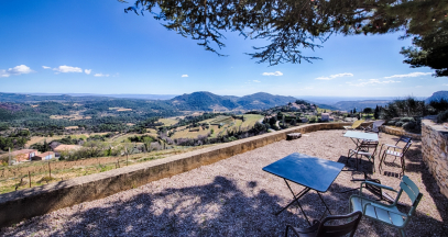 Wine estate with a view on the Dentelles de Montmirail © Thomas OBRIEN