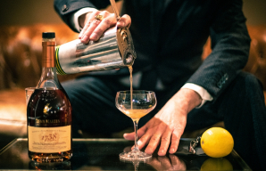Mixologist Cédric Bouteiller preparing a cognac cocktail ©Maison Rémy Martin