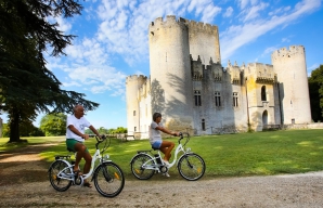 Wine route by bike in Sauternes and Graves Bordeaux ©PH Labeguerie Chateau Roquetaillade