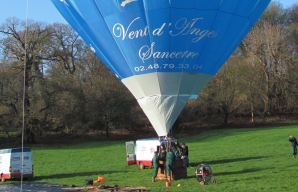 Hot-air balloon prepares for lift off ©Vent d’Anges