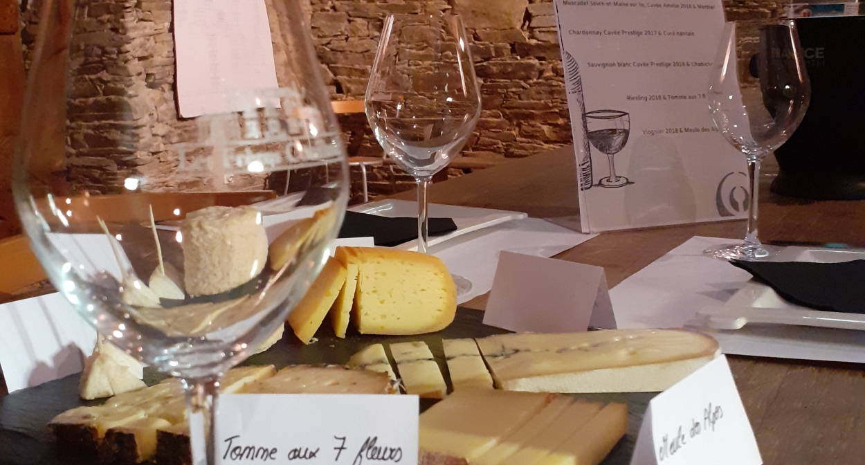 White wines and chesse tastings in Pays de la Loire ©château de la Ragotière