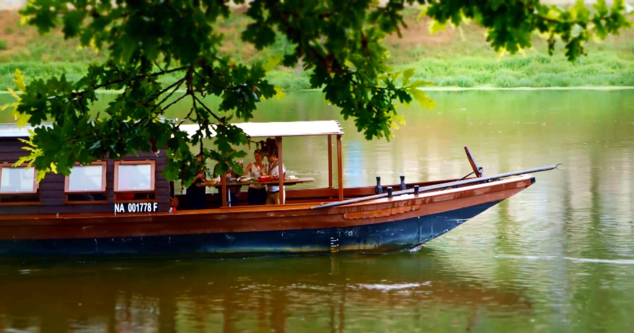 Flat-bottomed boat in the Loire Valley ©Atout France 